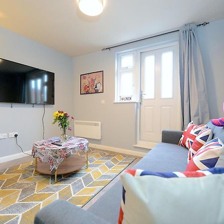 2 Bed Terraced Flat Piccadilly Line Apartment Londra Exterior foto