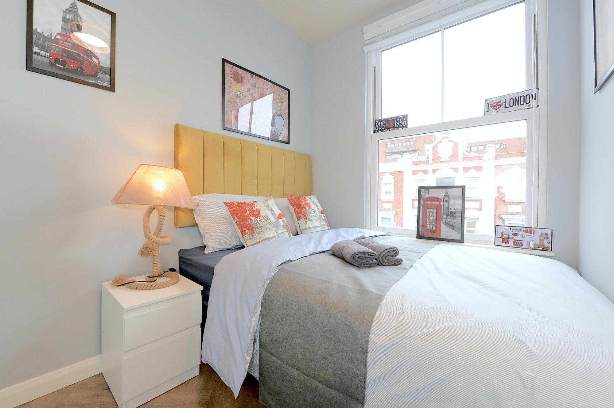 2 Bed Terraced Flat Piccadilly Line Apartment Londra Exterior foto