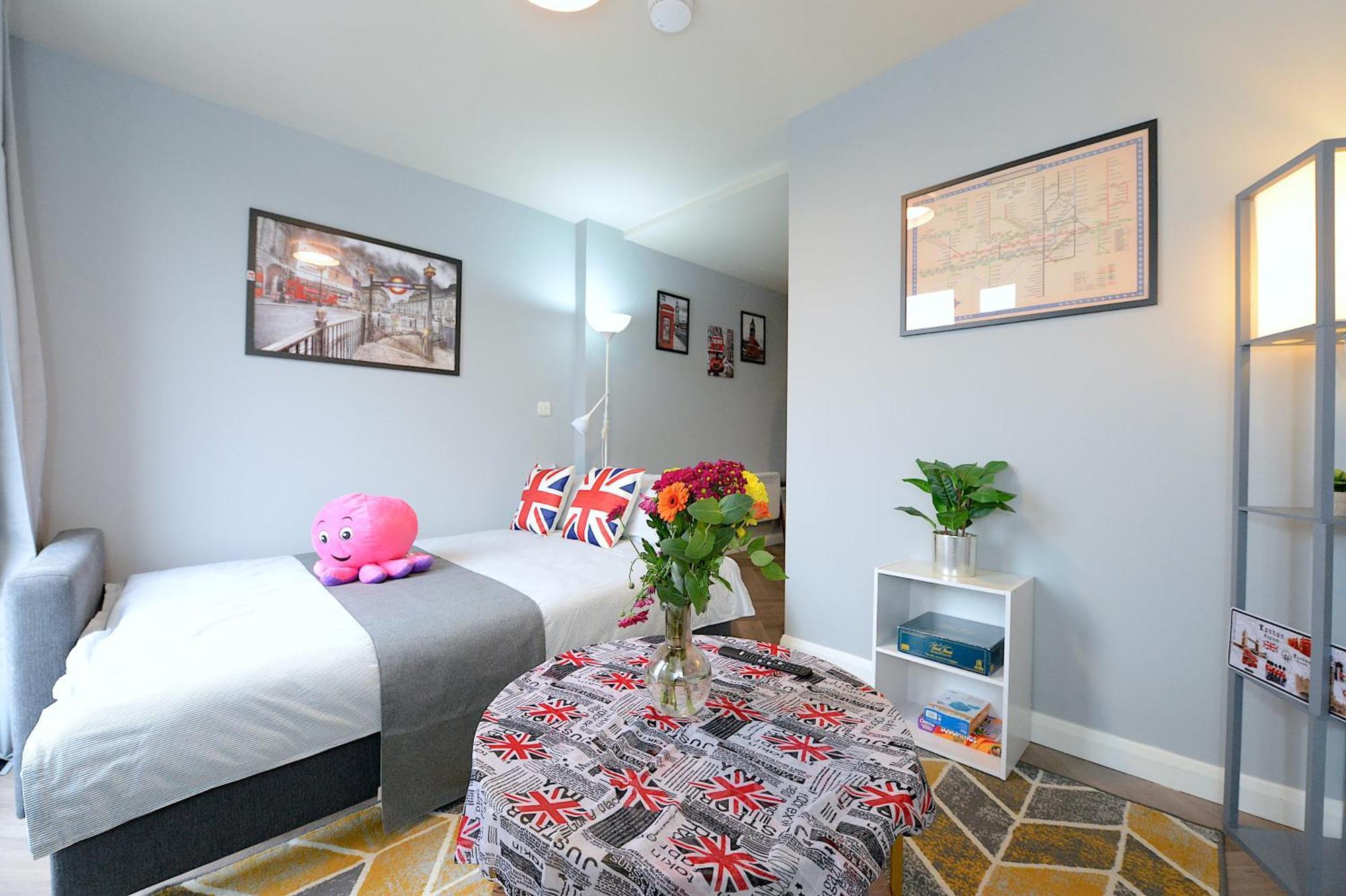 2 Bed Terraced Flat Piccadilly Line Apartment Londra Exterior foto