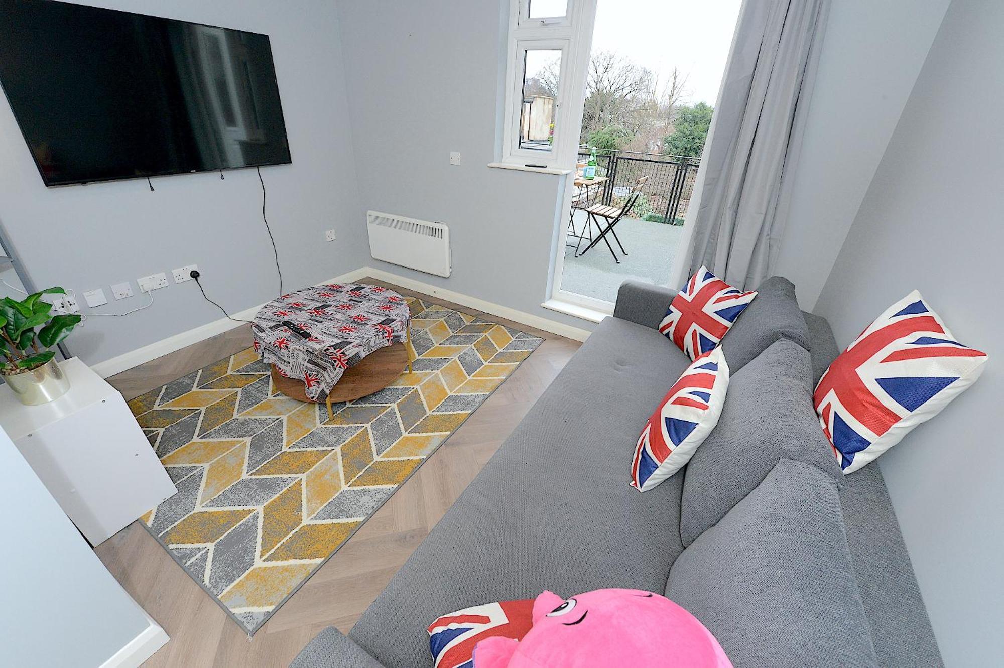 2 Bed Terraced Flat Piccadilly Line Apartment Londra Exterior foto