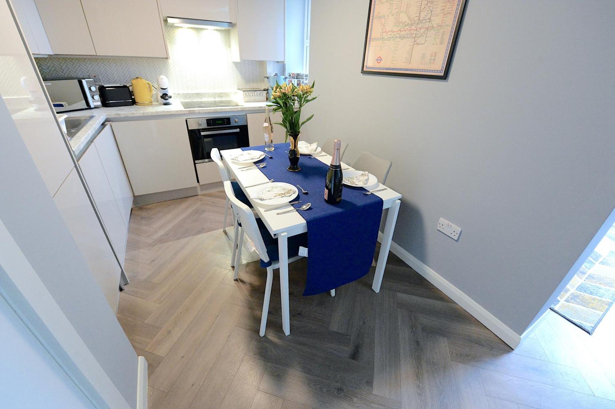 2 Bed Terraced Flat Piccadilly Line Apartment Londra Exterior foto