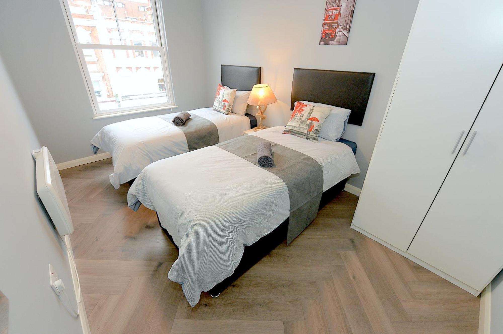 2 Bed Terraced Flat Piccadilly Line Apartment Londra Exterior foto