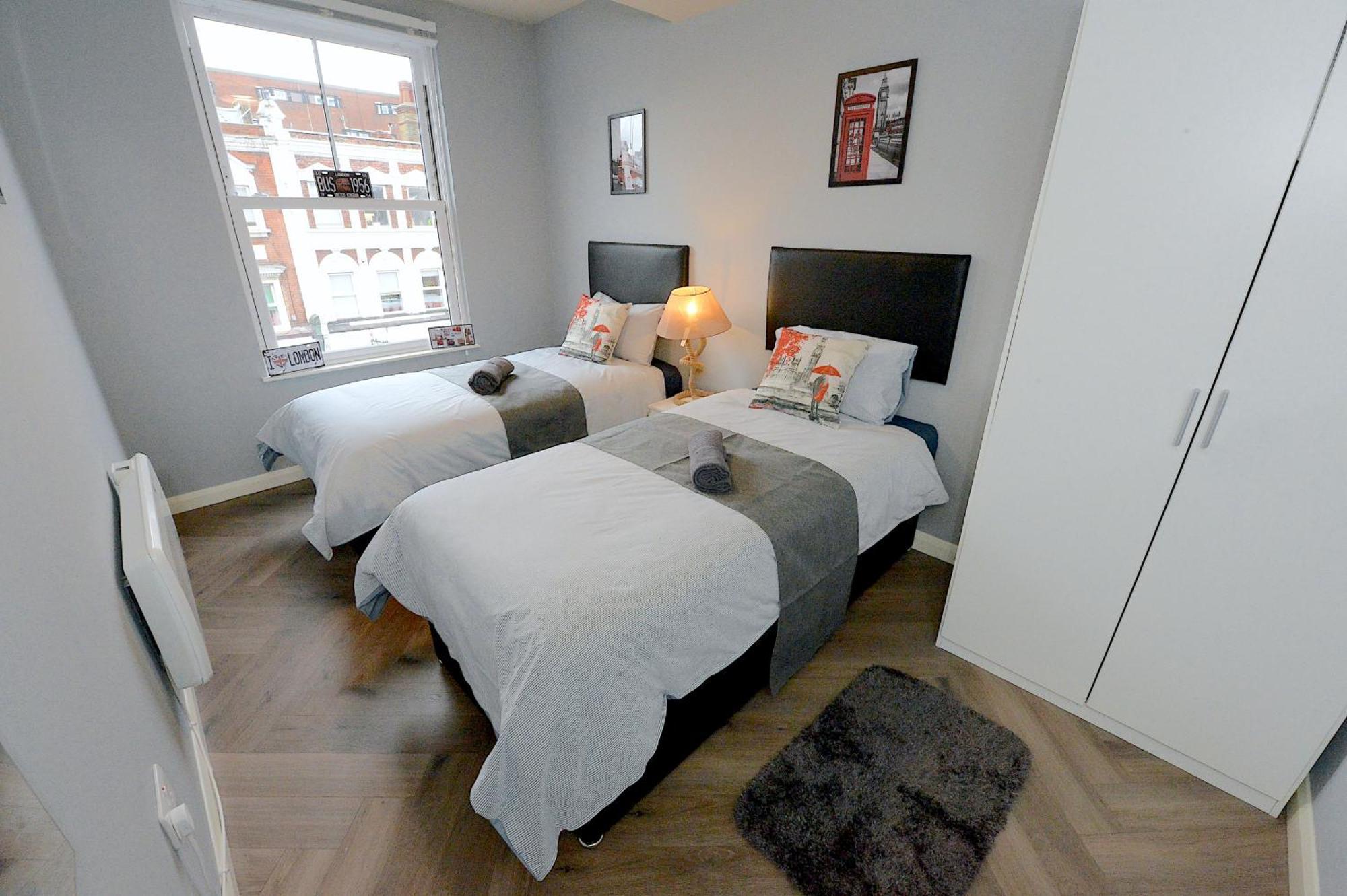 2 Bed Terraced Flat Piccadilly Line Apartment Londra Exterior foto