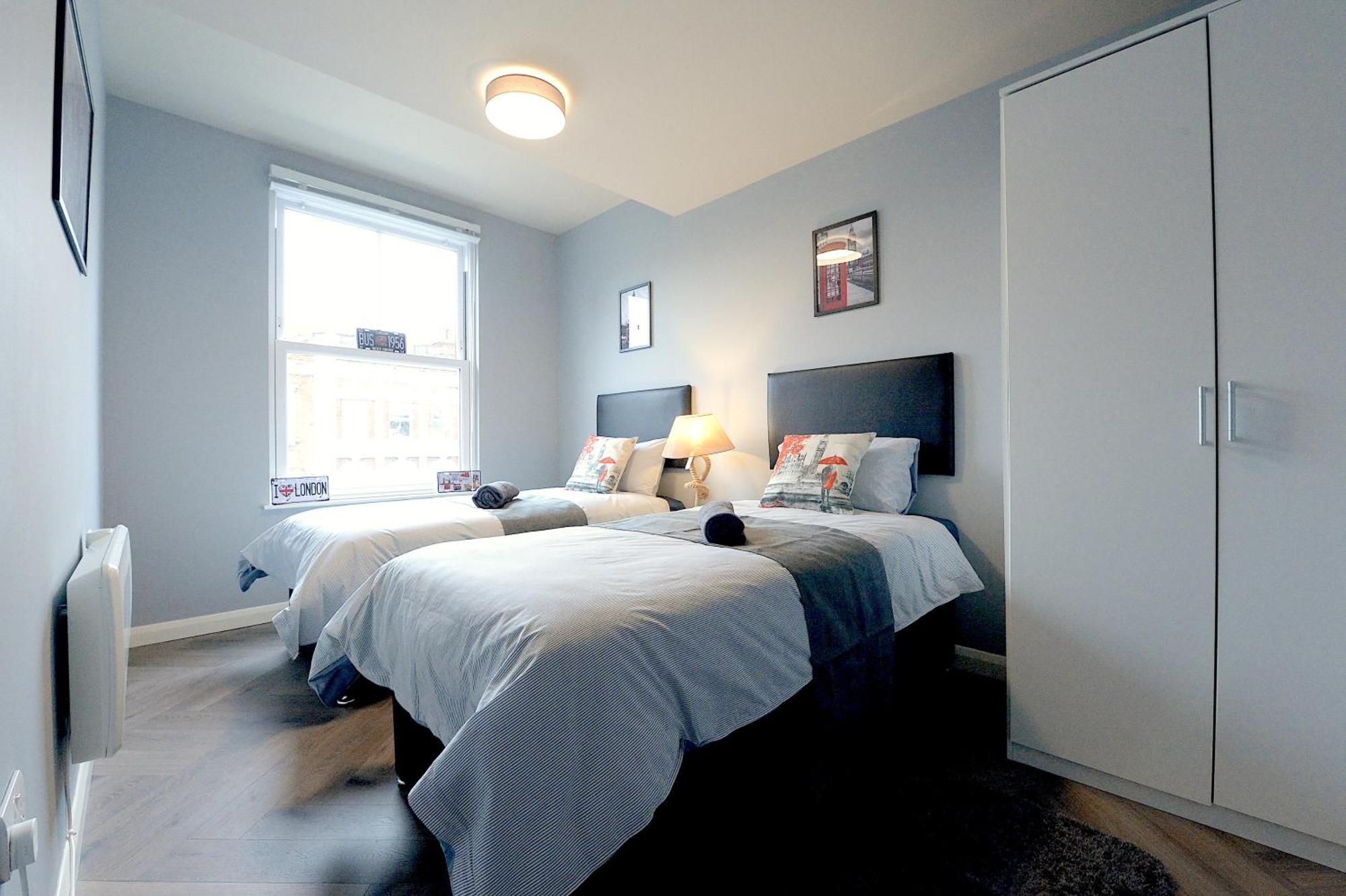 2 Bed Terraced Flat Piccadilly Line Apartment Londra Exterior foto